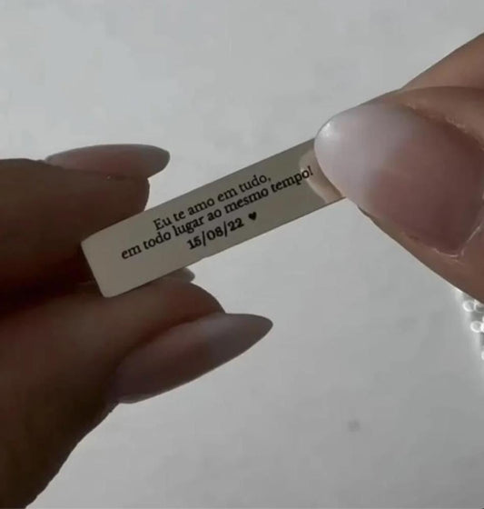 قلادة محفورة بصورة عيونك وعبارتك المميزة