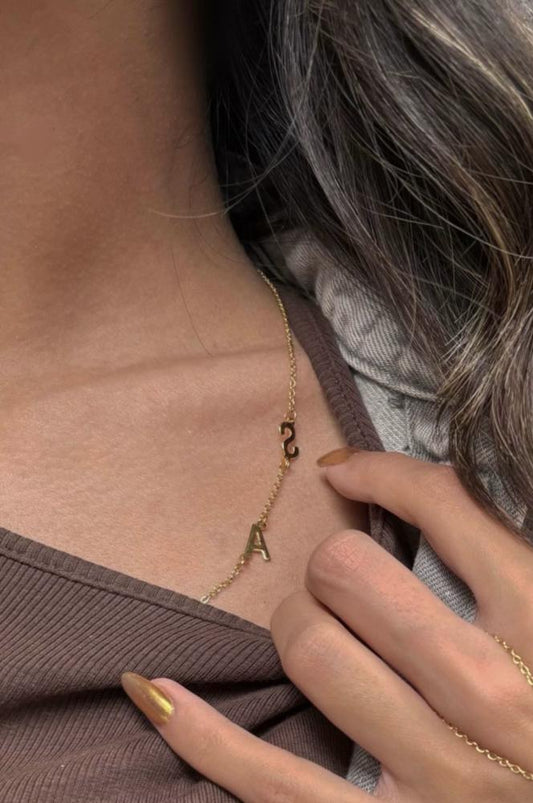 قلادة حرفين بلمسه انيقه