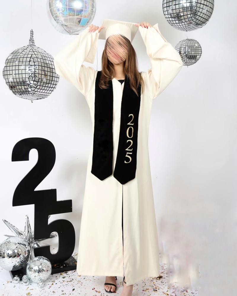 عبايه تخرج بيج وشاح اسود 2026