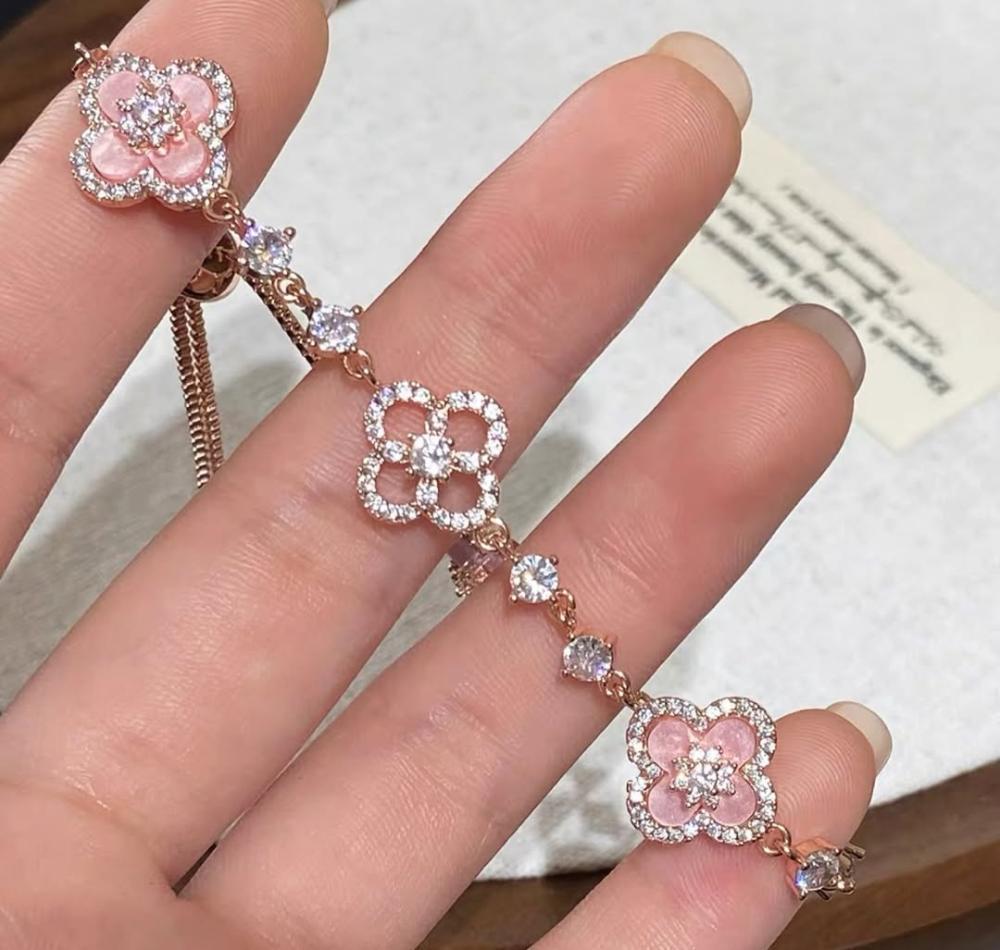 أسواره بريق الأناقة لمعصمك