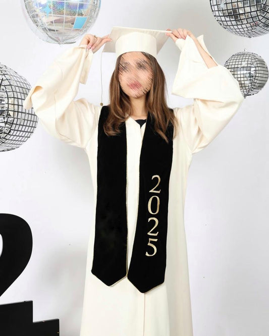 عبايه تخرج بيج وشاح اسود 2026