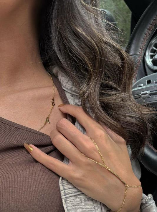 قلادة حرفين بلمسه انيقه