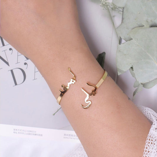 إسوارة مطلية بالذهب مع اسمين